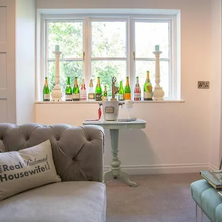 بيت للعطل Orchard House, With Hot Tub, Games & Parking *