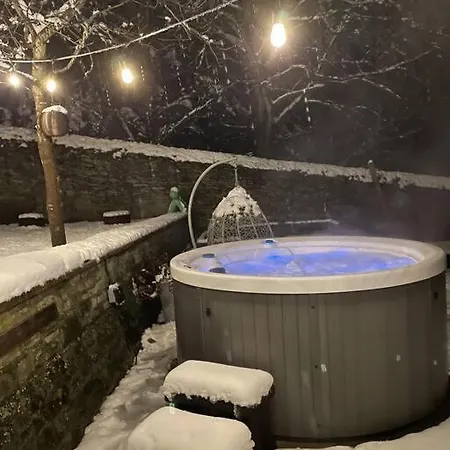 Orchard House, With Hot Tub, Games & Parking بيت للعطل ريتشموند