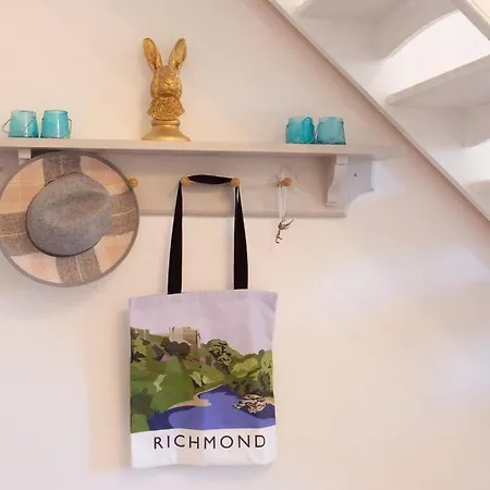 بيت للعطل Orchard House, With Hot Tub, Games & Parking *