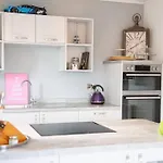 Σπίτι διακοπών Orchard House, With Hot Tub, Games & Parking