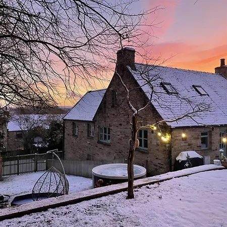 Orchard House, With Hot Tub, Games & Parking * Richmond (North Yorkshire)