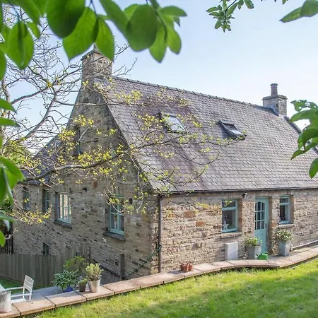 Orchard House, With Hot Tub, Games & Parking Holiday home