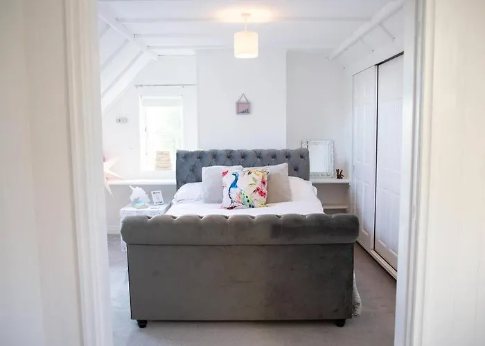 Orchard House, With Hot Tub, Games & Parking Holiday home