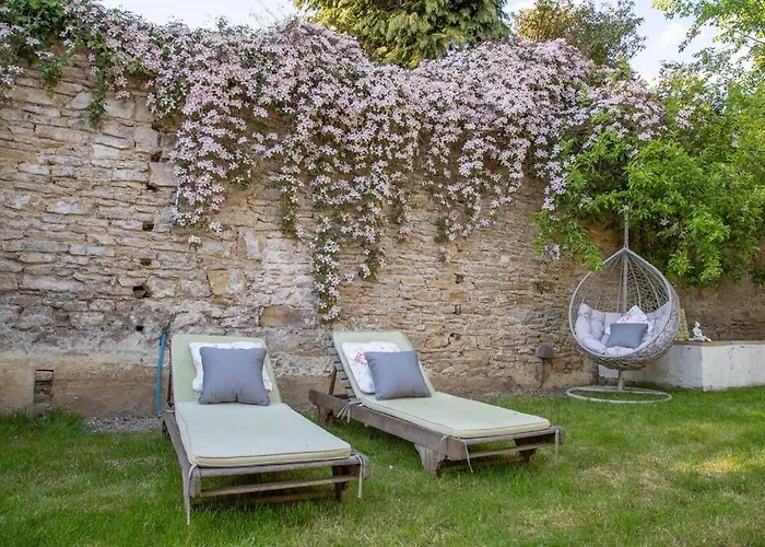 Orchard House, With Hot Tub, Games & Parking *