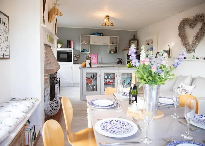 Orchard House, With Hot Tub, Games & Parking Holiday home