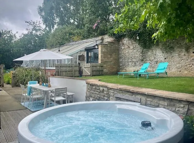 Orchard House, With Hot Tub, Games & Parking *