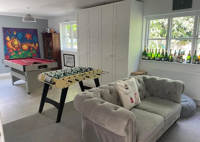 Orchard House, With Hot Tub, Games & Parking Holiday home *