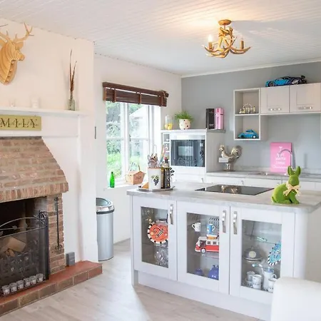 Orchard House, With Hot Tub, Games & Parking * 里士满