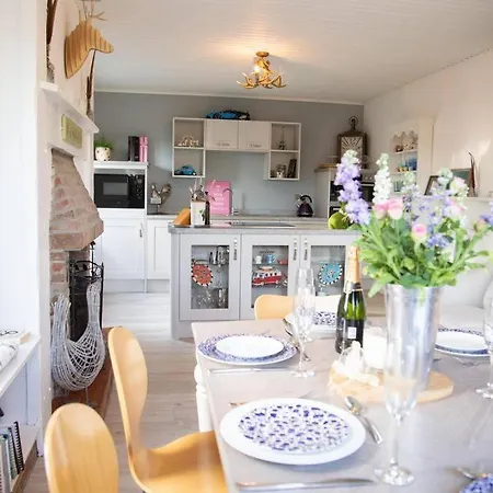 Orchard House, With Hot Tub, Games & Parking 度假居