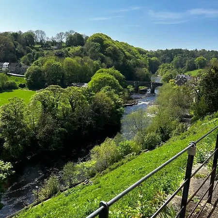 Orchard House, With Hot Tub, Games & Parking 度假居