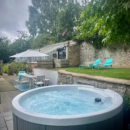Orchard House, With Hot Tub, Games & Parking *