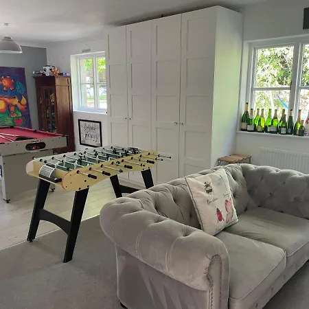 Orchard House, With Hot Tub, Games & Parking 度假居 *